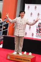 los angeles, 6 giugno - jackie chan alla cerimonia della mano e dell'impronta per jackie chan al teatro cinese tcl il 6 giugno 2013 a los angeles, ca foto