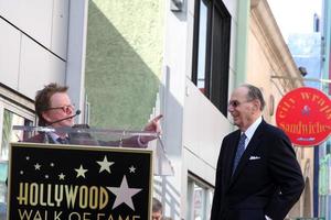 los angeles, 14 ottobre - paul williams, hal david alla cerimonia per conferire una stella sulla Hollywood Walk of fame per hal david all'istituto dei musicisti il 14 ottobre 2011 a los angeles, ca foto