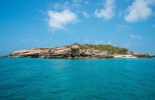 splendida vista panoramica dell'isola sconosciuta nel mare di tasman della terra di arnhem, territorio settentrionale dello stato dell'australia. foto