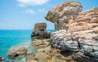 vista della formazione rocciosa nell'isola sconosciuta nella terra di arnhem del territorio settentrionale dello stato dell'australia. foto