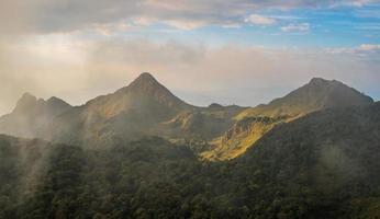 vista panoramica della catena montuosa di chiang dao a chiang mai, la regione settentrionale della thailandia. doi luang chiang dao, noto come l'ultimo dente dell'himalaya, si erge maestoso. foto