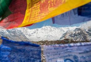 la bandiera di preghiera e il monte annapurna i la decima vetta più alta del mondo nell'area protetta di annapurna in nepal. foto