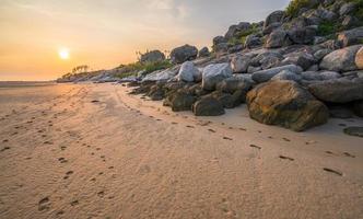 tramonto all'isola boscosa orientale la famosa spiaggia di nhulunbuy città della penisola di gove, territorio settentrionale dello stato dell'australia. foto