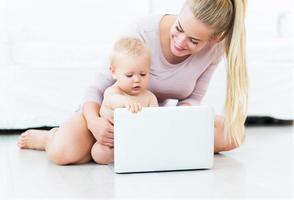 madre e bambino con laptop foto