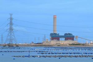 centrale elettrica a combustione di carbone a combustibili fossili foto