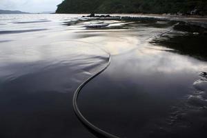 fuoriuscita di petrolio greggio sulla spiaggia foto