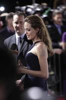 los angeles, 8 dicembre - angelina jolie arriva alla prima nella terra del sangue e del miele al cinema arclight l'8 dicembre 2011 a los angeles, ca foto