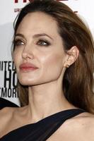 los angeles, 8 dicembre - angelina jolie arriva alla prima nella terra del sangue e del miele al cinema arclight l'8 dicembre 2011 a los angeles, ca foto