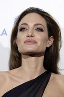 los angeles, 8 dicembre - angelina jolie arriva alla prima nella terra del sangue e del miele al cinema arclight l'8 dicembre 2011 a los angeles, ca foto