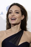 los angeles, 8 dicembre - angelina jolie arriva alla prima nella terra del sangue e del miele al cinema arclight l'8 dicembre 2011 a los angeles, ca foto