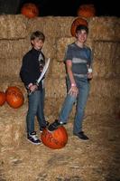 los angeles, 4 ottobre - jacob hopkins, gerald hopkins all'ascesa di jack o lanterns ai giardini di descanso il 4 ottobre 2014 a la canada flintridge, ca foto