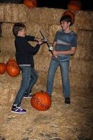 los angeles, 4 ottobre - jacob hopkins, gerald hopkins all'ascesa di jack o lanterns ai giardini di descanso il 4 ottobre 2014 a la canada flintridge, ca foto