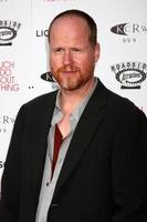 los angeles, 5 giugno - joss whedon arriva al tanto rumore per niente la premiere agli oscar all'aperto all'accademia di hollywood il 5 giugno 2013 a los angeles, ca foto