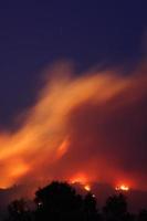 incendi boschivi di notte foto
