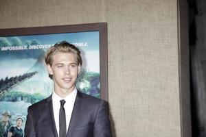 los angeles, 2 febbraio - austin butler arriva al viaggio 2 - il film sull'isola misteriosa al teatro cinese di Grauman il 2 febbraio 2012 a los angeles, ca foto