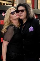 los angeles, 8 maggio - gene simmons, shannon tweed simmons alla premiere di godzilla al teatro dolby l'8 maggio 2014 a los angeles, ca foto