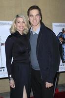 los angeles, 22 mar - luc robitaille, stacey toten al ho visto la luce la premiere al teatro egiziano il 22 marzo 2016 a los angeles, ca foto