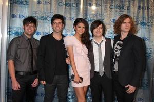 los angeles, 5 gennaio - selena gomez e la fonte della sua band arriva al 2011 people s Choice Awards al nokia theater at la live il 5 gennaio 2011 a los angeles, ca foto