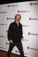 las vegas, 17 aprile - gore verbinski, direttore del ranger solitario sulla stampa ine per la presentazione del cinemacon disney al caesars palace il 17 aprile 2013 a las vegas, nv foto