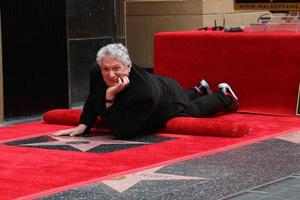 los angeles, 11 aprile - harvey fierstein alla cerimonia della passeggiata della fama di harvey fierstein e cyndi lauper hollywood al teatro pantages l'11 aprile 2016 a los angeles, ca foto