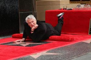 los angeles, 11 aprile - harvey fierstein alla cerimonia della passeggiata della fama di harvey fierstein e cyndi lauper hollywood al teatro pantages l'11 aprile 2016 a los angeles, ca foto