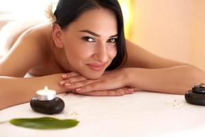 massaggio termale. bella bruna ottiene un trattamento spa in salone. foto