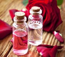 bottiglie di essenza di rosa con petali