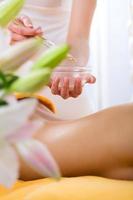 benessere - donna che ottiene massaggio del corpo nella spa
