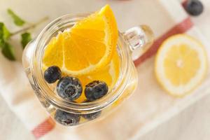 acqua termale sana con frutta