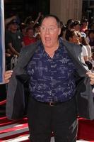 los angeles, 5 agosto - john lasseter arriva alla prima mondiale degli aerei a el capitan il 5 agosto 2013 a los angeles, ca foto