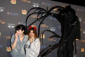 los angeles, 9 ottobre - krysten ritter, sarah shahi arriva al 3° annuale la haunted hayride al parco griffith il 9 ottobre 2011 a los angeles, ca foto