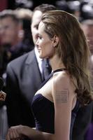 los angeles, 8 dicembre - angelina jolie arriva alla prima nella terra del sangue e del miele al cinema arclight l'8 dicembre 2011 a los angeles, ca foto