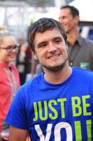 los angeles, 9 agosto - josh hutcherson al josh hutcherson celebrity basket game beneficiando dritto ma non stretto al nolia plaza il 9 agosto 2013 a los angeles, ca foto