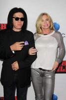 los angeles, 2 ottobre - gene simmons, shannon tweed al machete uccide los angeles premiere al regal 14 teatri il 2 ottobre 2013 a los angeles, ca foto