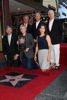 los angeles, 4 settembre - ryan murphy, jane lynch, funzionari della camera alla cerimonia della stella della passeggiata di fama di hollywood di jane lynch su hollywood boulevard il 4 settembre 2013 a los angeles, ca foto