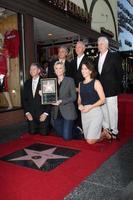 los angeles, 4 settembre - ryan murphy, jane lynch, funzionari della camera alla cerimonia della stella della passeggiata di fama di hollywood di jane lynch su hollywood boulevard il 4 settembre 2013 a los angeles, ca foto