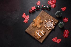 deliziosi biscotti di pan di zenzero con miele, zenzero e cannella foto