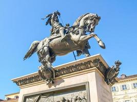 cavallo in bronzo hdr in piazza san carlo, torino foto