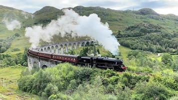 glenfinnan in Scozia nel Regno Unito nell'agosto 2021. una vista del viadotto glenfinnan che mostra un treno a vapore che passa sopra di esso foto