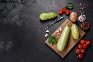 ingredienti per fare un delizioso caviale di zucchine foto
