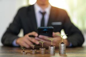 risparmio di investimento, commercio, risparmio e profitto con interessi, aumento di denaro, pianta su monete, concetto di finanza e investimento, commercio, commerciante, investitore, investimento, metaverso foto