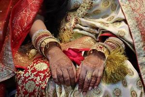 un primo piano della sposa del Bangladesh con la fede nuziale foto