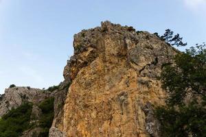 grandi scogliere selvagge di calcare rosso con vegetazione rada. foto