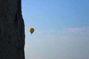 mongolfiera colorata che vola sul cielo. foto