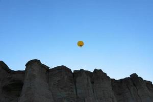 mongolfiera colorata che vola sul cielo. foto