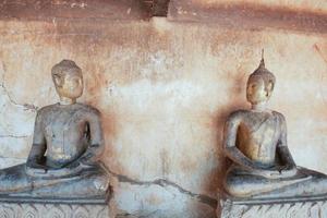 antica statua di buddha foto