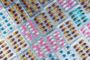 vista dall'alto di colorate capsule antibiotiche in blister. resistenza ai farmaci antibiotici. industria farmaceutica. sfondo di farmacia farmacia. assistenza sanitaria globale. capsula antimicrobica. foto