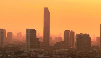 inquinamento dell'aria. smog e polvere fine di pm2,5 città coperta al mattino con il cielo arancione dell'alba. paesaggio urbano con aria inquinata. ambiente sporco. polvere tossica urbana. aria malsana. vita malsana urbana. foto