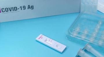 autotest antigene covid 19 per tampone nasale. kit di test dell'antigene per uso domestico per rilevare l'infezione da coronavirus. test antigenico rapido. diagnosi del virus corona. dispositivo medico per test antigene covid-19. foto