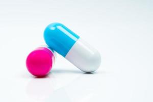 due capsule di pillole isolate su sfondo bianco. concetto di assistenza sanitaria globale. foto